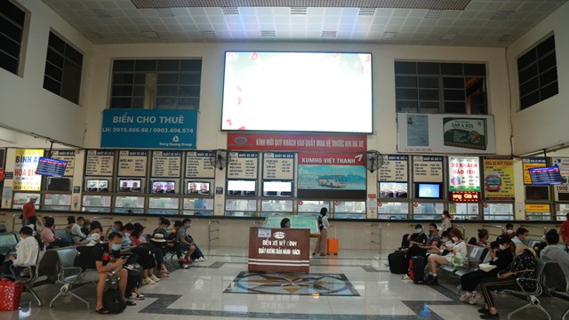 Hà Nội: Hàng ngàn người dân về quê dịp nghỉ 30-4 và 1-5, các bến xe đông nghẹt thở