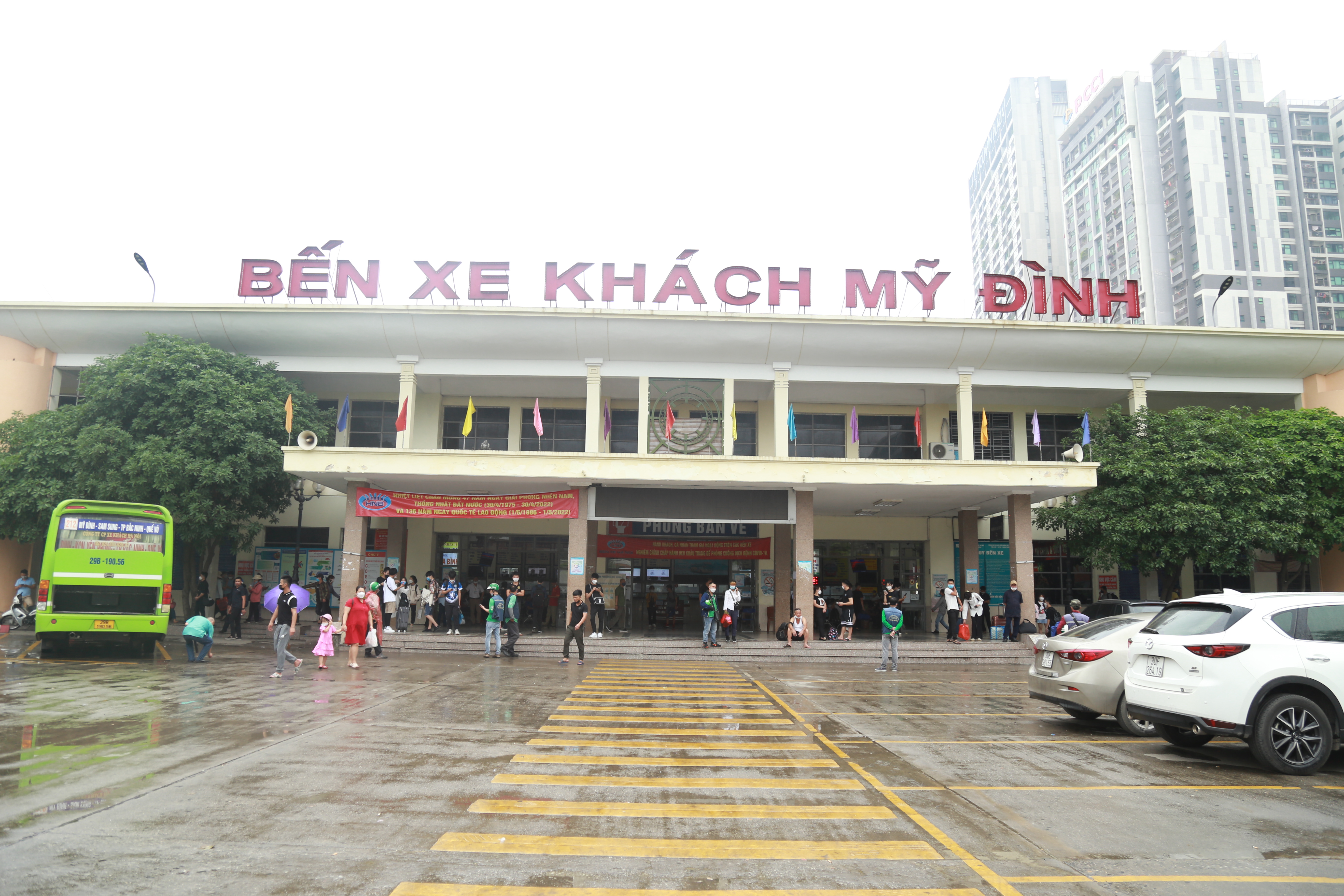 h224-noi-h224ng-ng224n-nguoi-d226n-ve-qu234-dip-nghi-30-4-v224-1-5-c225c-ben-xe-d244ng-nghet-tho_1.jpg