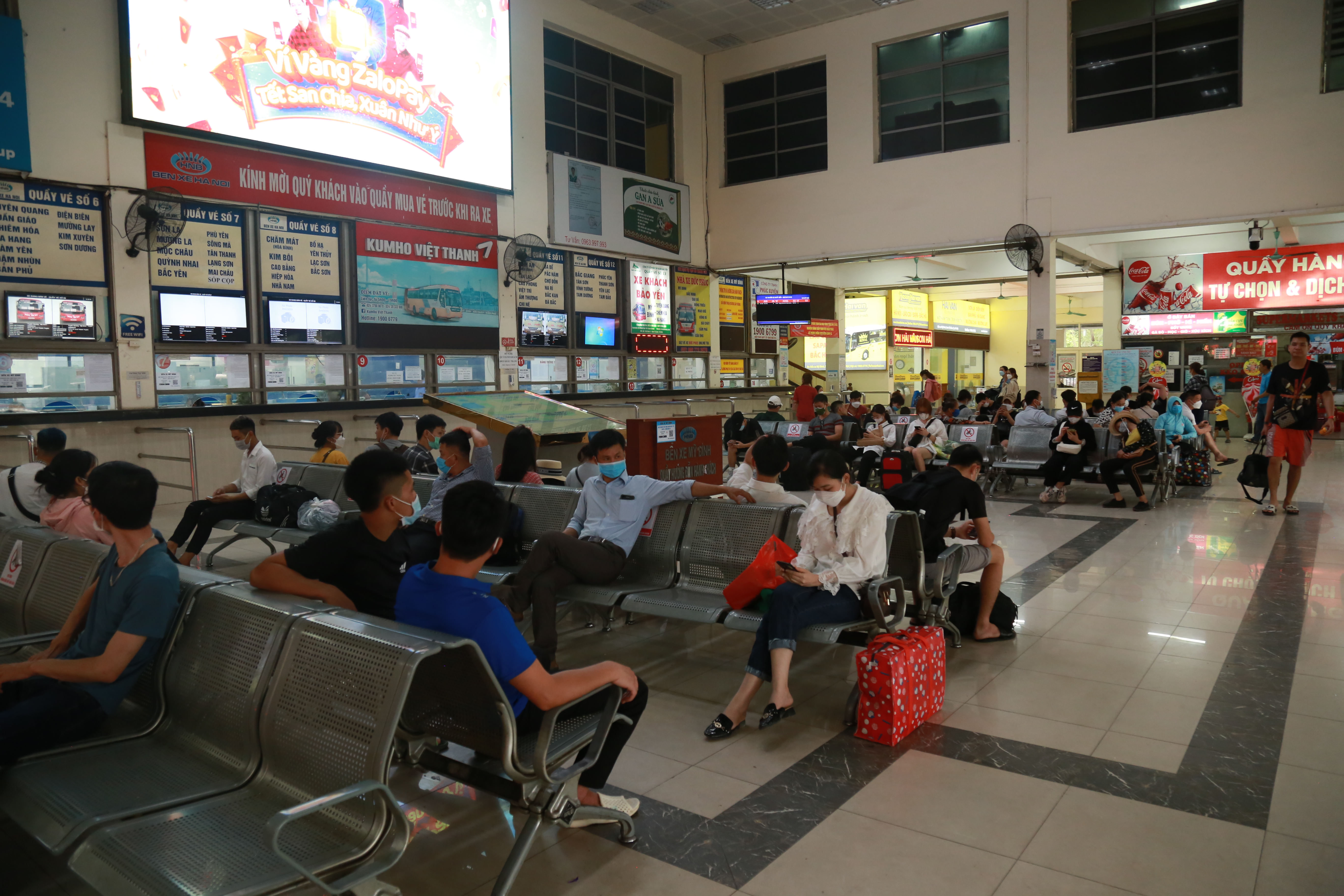 h224-noi-h224ng-ng224n-nguoi-d226n-ve-qu234-dip-nghi-30-4-v224-1-5-c225c-ben-xe-d244ng-nghet-tho_7.jpg
