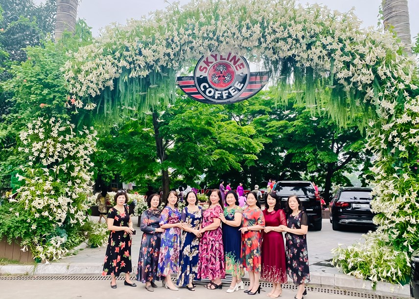 h224-noi-h224ng-ngh236n-b244ng-hoa-loa-k232n-khoe-sac-thu-h250t-d244ng-dao-nguoi-d226n-den-chup-anh_2.jpg h224-noi-h224ng-ngh236n-b244ng-hoa-loa-k232n-khoe-sac-thu-h250t-d244ng-dao-nguoi-d226n-den-chup-anh_2.jpg