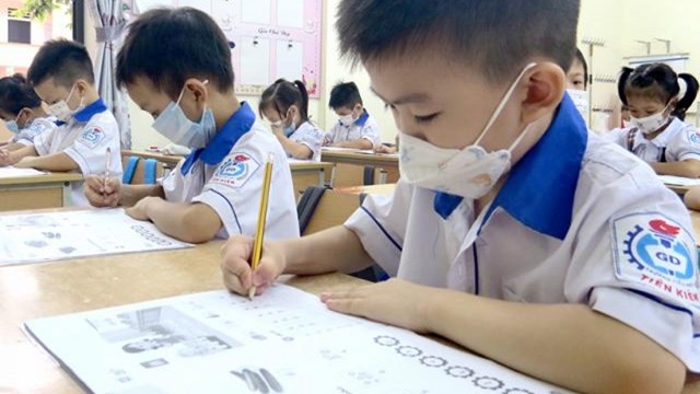 Hà Nội: Học sinh từ lớp 1 đến lớp 6 ở 18 huyện, thị xã lại chuyển học trực tuyến từ 28/2