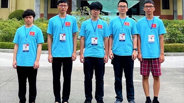 Hà Nội khen thưởng học sinh, giáo viên có thành tích xuất sắc tại các kỳ thi
