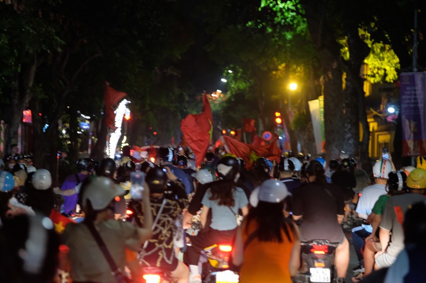 h224-noi-nguoi-d226n-249n-249n-do-di-b227o-mung-tuyen-nu-viet-nam-gi224nh-39ng244i-hau39_10.jpg h224-noi-nguoi-d226n-249n-249n-do-di-b227o-mung-tuyen-nu-viet-nam-gi224nh-39ng244i-hau39_10.jpg