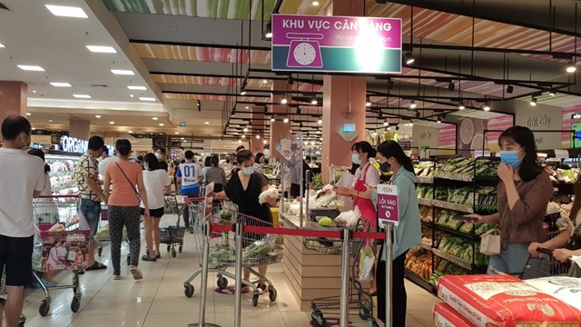 Hà Nội: Người dân đi chợ phải dùng tem phiếu, siêu thị vẫn mua bán tự do