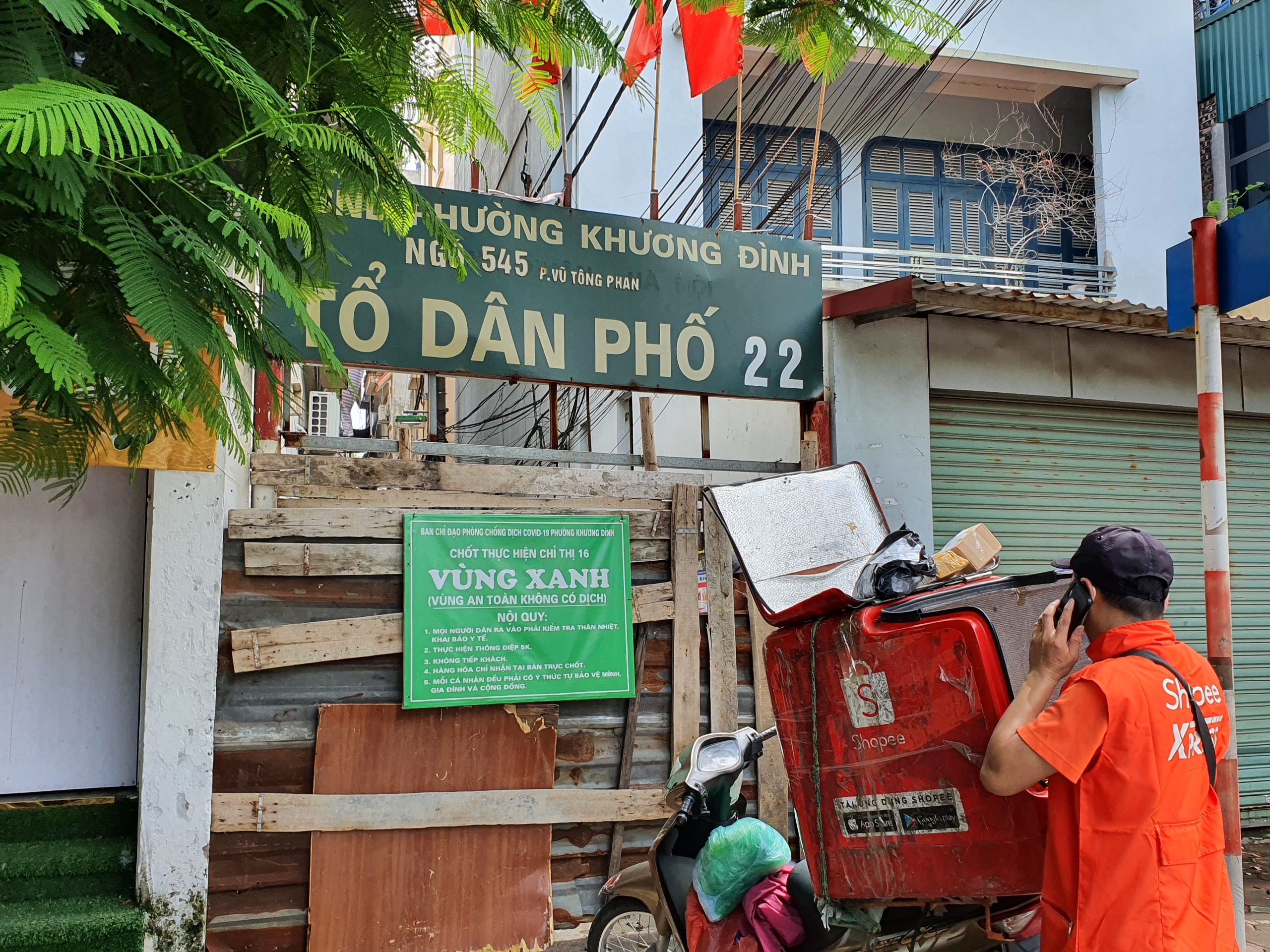 h224-noi-nhieu-tuyen-pho-th224nh-ng245-cut-siet-chat-viec-di-duong-cua-nguoi-d226n_13.jpg