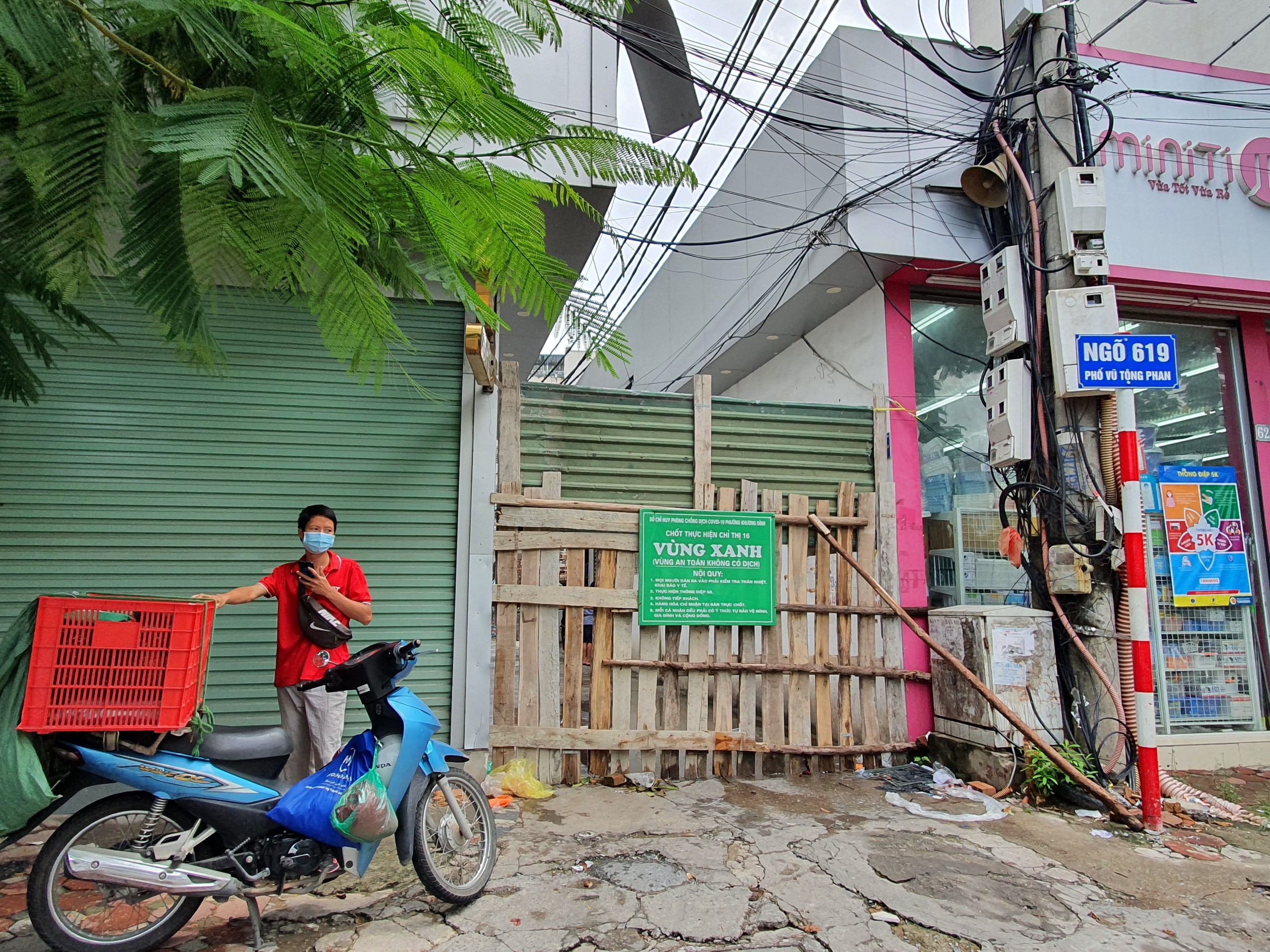h224-noi-nhieu-tuyen-pho-th224nh-ng245-cut-siet-chat-viec-di-duong-cua-nguoi-d226n_14.jpg