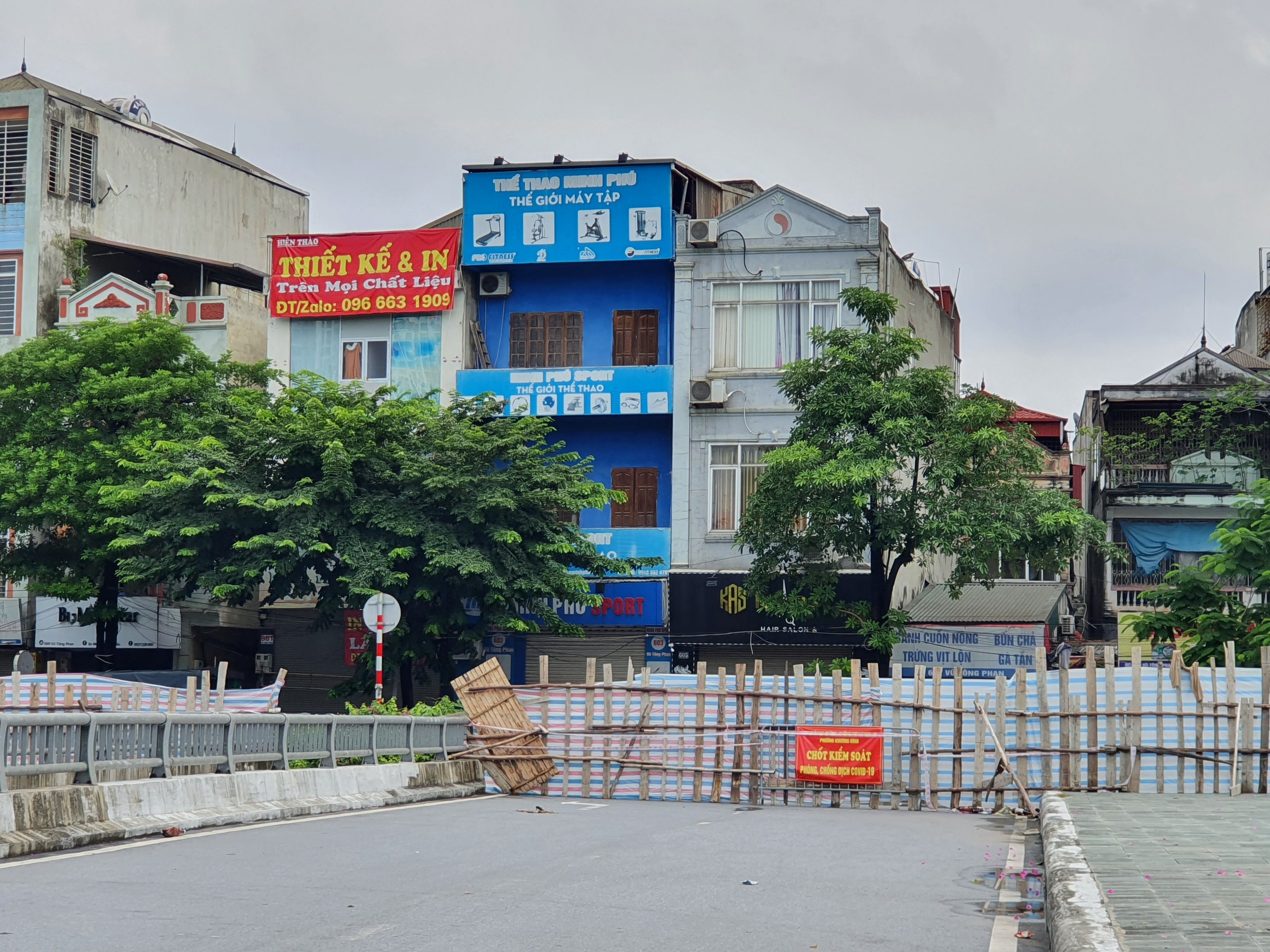 h224-noi-nhieu-tuyen-pho-th224nh-ng245-cut-siet-chat-viec-di-duong-cua-nguoi-d226n_18.jpg