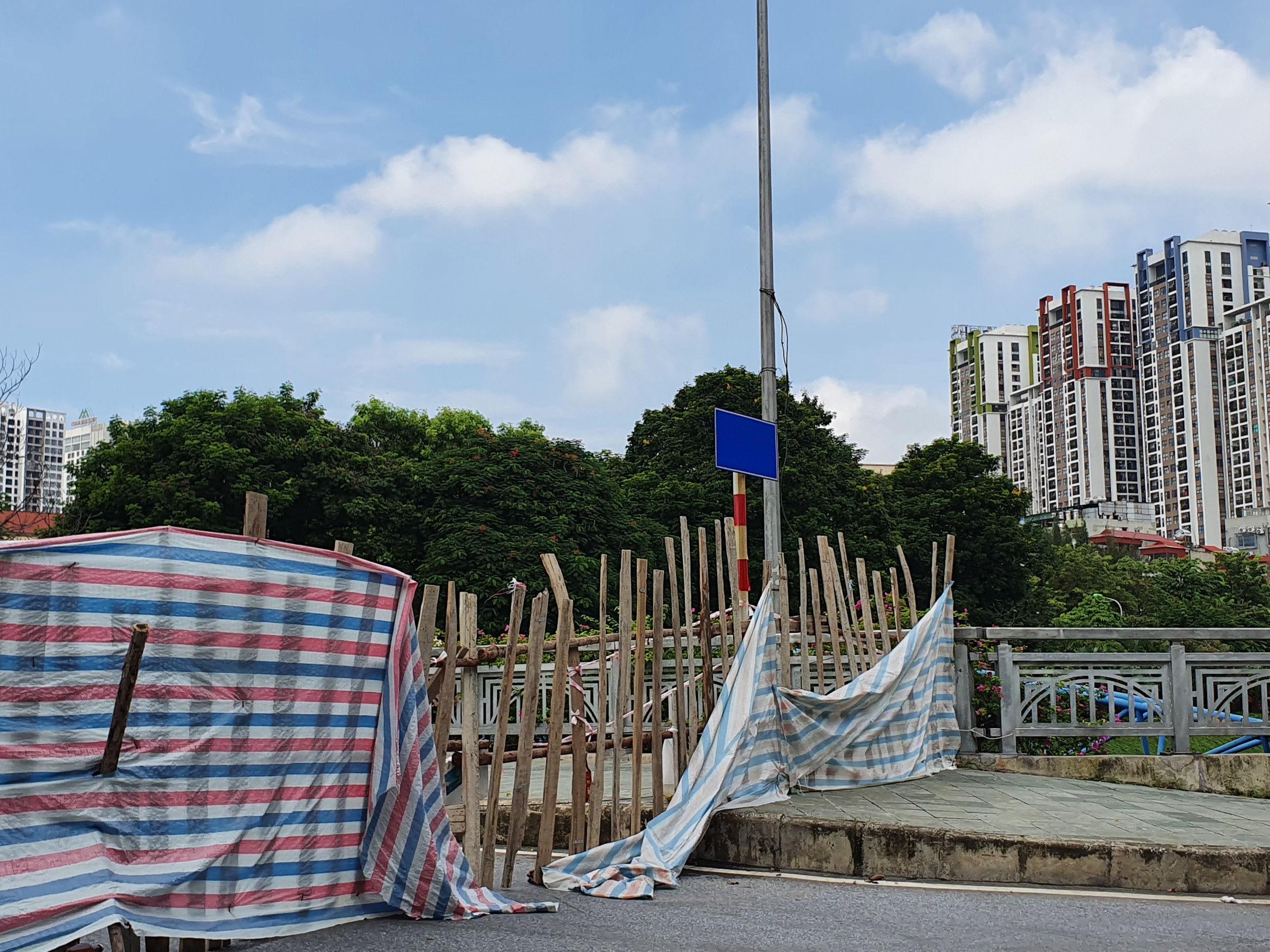 h224-noi-nhieu-tuyen-pho-th224nh-ng245-cut-siet-chat-viec-di-duong-cua-nguoi-d226n_19.jpg