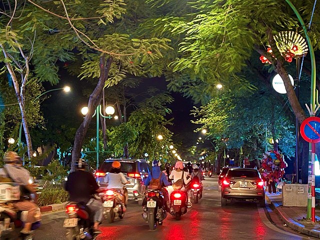 h224-noi-pho-van-nhon-nhip-ve-d234m-nhu-chua-he-c243-dich_3.jpg