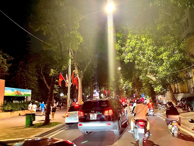 h224-noi-pho-van-nhon-nhip-ve-d234m-nhu-chua-he-c243-dich_4.jpg