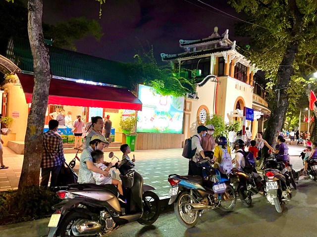 h224-noi-pho-van-nhon-nhip-ve-d234m-nhu-chua-he-c243-dich_5.jpg
