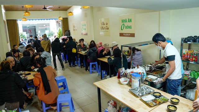 Hà Nội: Quán ăn chay 0 đồng phục vụ 200 suất mỗi ngày