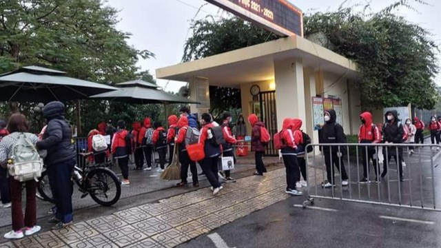 Hà Nội: Sốc với giá đón học sinh trái giờ