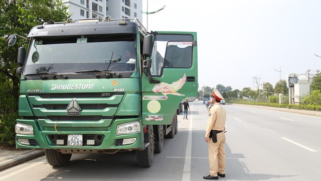Hà Nội: Tài xế 'đứng hình' trước sự quyết liệt của CSGT