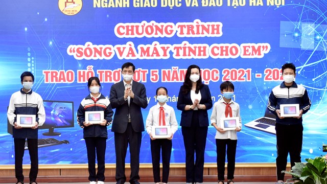 Hà Nội: Thêm 500 học sinh được tặng thiết bị học trực tuyến 