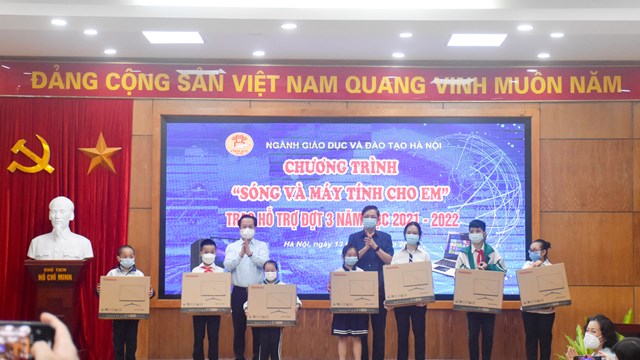 Hà Nội: Thêm 85 học sinh được tặng thiết bị học trực tuyến