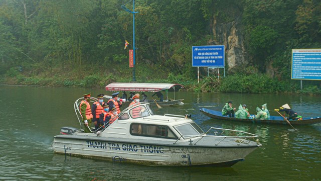 Hà Nội: Thanh tra xuống tận thuyền kiểm tra ATGT tại chùa Hương