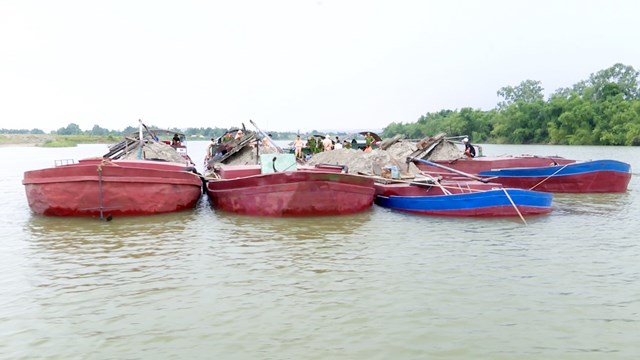 Hà Tĩnh: Công an nổ súng trấn áp các đối tượng dùng sà lan hút cát trái phép