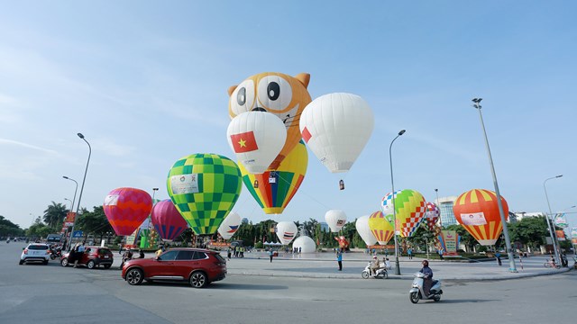 Hà Tĩnh: Người dân háo hức 'đội nắng' xem biểu diễn khinh khí cầu
