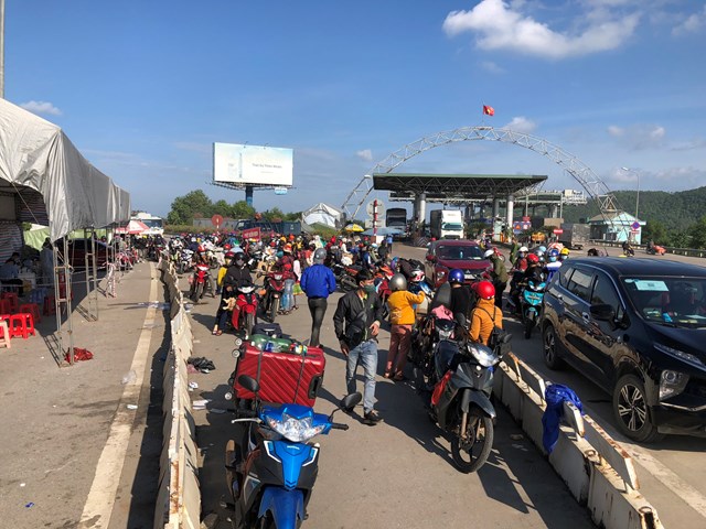 h224-tinh-tiep-x250c-voi-benh-nh226n-c225ch-ly-tai-nh224-h224ng-x243m-nhiem-covid-19_1.jpg