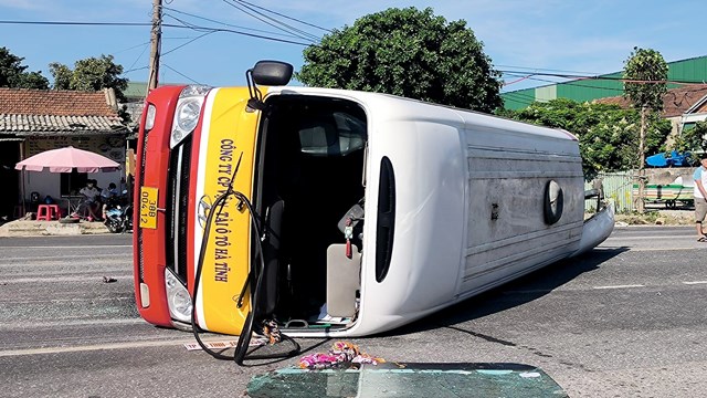 Hà Tĩnh: Xe đầu kéo đâm xe buýt, nhiều hành khách nhập viện cấp cứu 