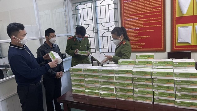 Hàng chục ngàn chai sát khuẩn giả, kit test Covid-19 không giấy tờ bị thu giữ