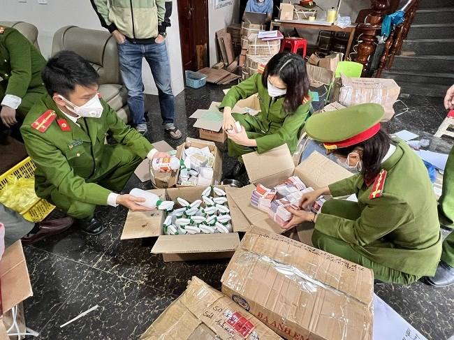 h224ng-chuc-ng224n-chai-s225t-khuan-gia-kit-test-covid-19-kh244ng-giay-to-bi-thu-giu_2.jpg h224ng-chuc-ng224n-chai-s225t-khuan-gia-kit-test-covid-19-kh244ng-giay-to-bi-thu-giu_2.jpg