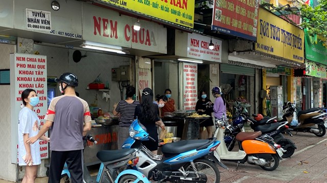 Hàng quán mở cửa trở lại, người dân xếp hàng dài mua hàng