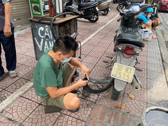 h224ng-qu225n-mo-cua-tro-lai-nguoi-d226n-xep-h224ng-d224i-mua-h224ng_13.jpg