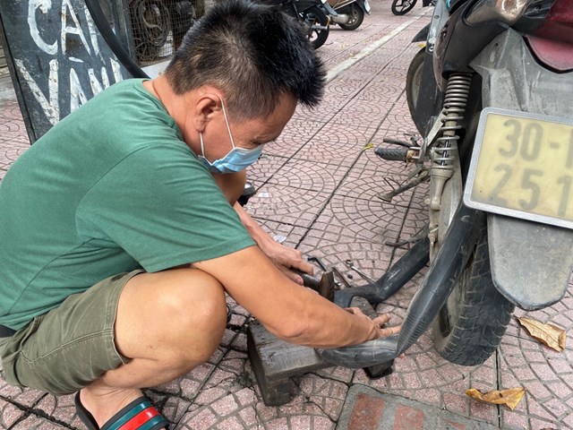 h224ng-qu225n-mo-cua-tro-lai-nguoi-d226n-xep-h224ng-d224i-mua-h224ng_14.jpg