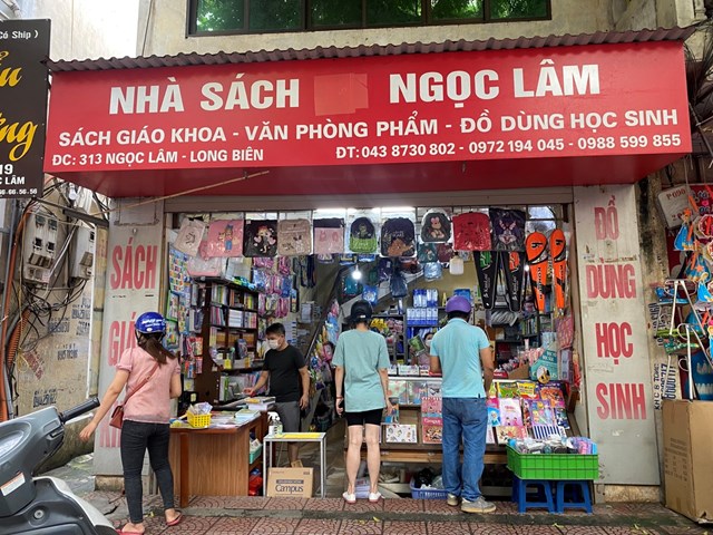 h224ng-qu225n-mo-cua-tro-lai-nguoi-d226n-xep-h224ng-d224i-mua-h224ng_16.jpg