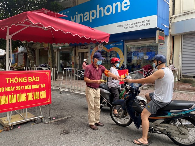 h224ng-qu225n-mo-cua-tro-lai-nguoi-d226n-xep-h224ng-d224i-mua-h224ng_18.jpg