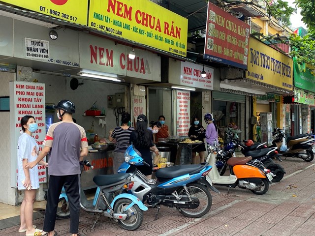 h224ng-qu225n-mo-cua-tro-lai-nguoi-d226n-xep-h224ng-d224i-mua-h224ng_5.jpg