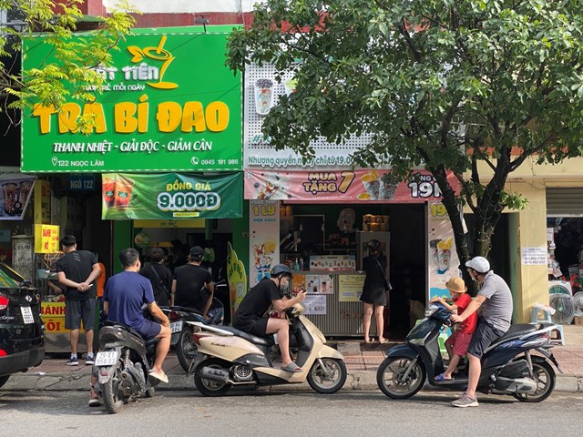 h224ng-qu225n-mo-cua-tro-lai-nguoi-d226n-xep-h224ng-d224i-mua-h224ng_6.jpg