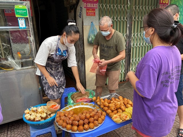 h224ng-qu225n-mo-cua-tro-lai-nguoi-d226n-xep-h224ng-d224i-mua-h224ng_8.jpg