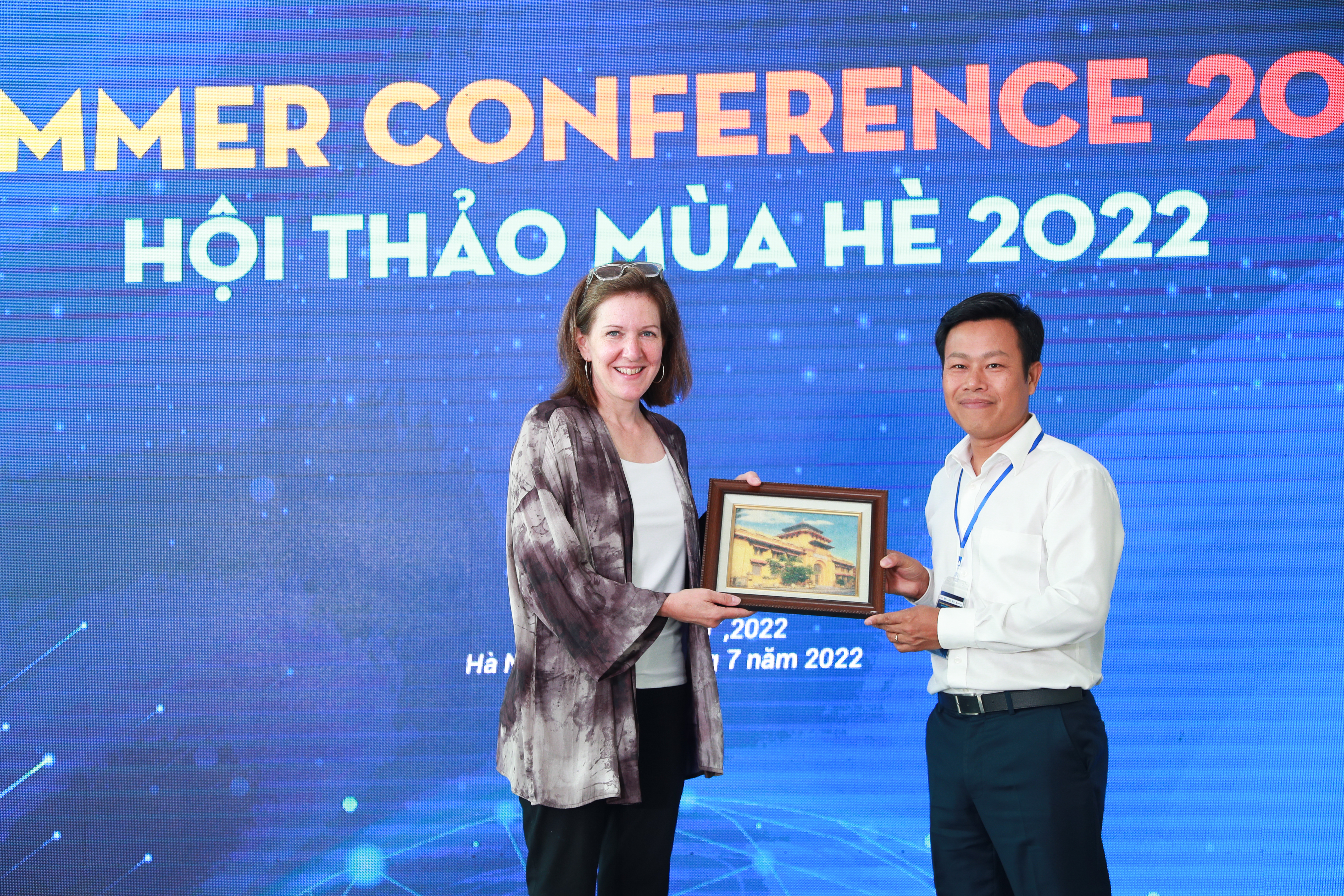 h224ng-tram-chuy234n-gia-gi225o-duc-tham-du-su-kien-dau-ti234n-duoc-to-chuc-tai-dhqghn-tru-so-ho224-lac_2.jpeg h224ng-tram-chuy234n-gia-gi225o-duc-tham-du-su-kien-dau-ti234n-duoc-to-chuc-tai-dhqghn-tru-so-ho224-lac_2.jpeg