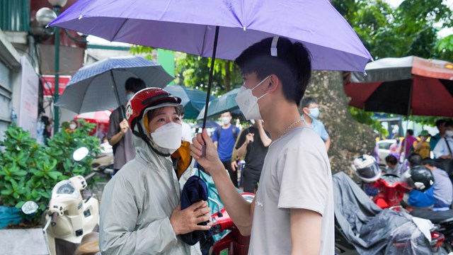 Hàng trăm phụ huynh đội mưa, chờ đợi con thi đánh giá tư duy Trường ĐHBK Hà Nội