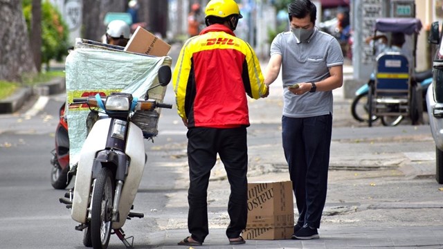 Hàng Việt chiếm ưu thế trên chợ trực tuyến