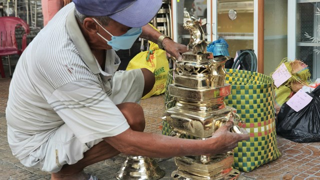 Hái tiền triệu mỗi ngày nhờ dịch vụ đánh bóng lư đồng ngày Tết