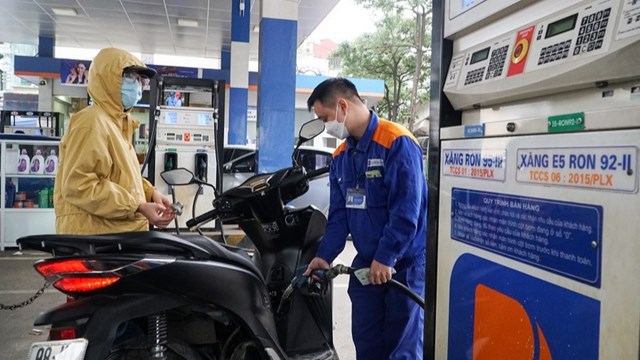 ‘Hạ nhiệt’ giá xăng dầu
