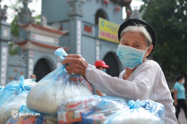 Hà Nội: Ấm lòng những suất gạo miễn phí tặng người dân nghèo giữa dịch Covid-19 - Ảnh 2.