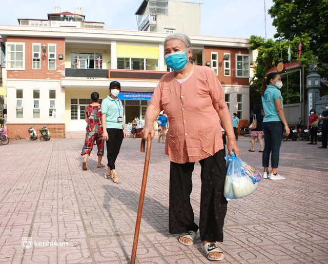 Hà Nội: Ấm lòng những suất gạo miễn phí tặng người dân nghèo giữa dịch Covid-19 - Ảnh 4.