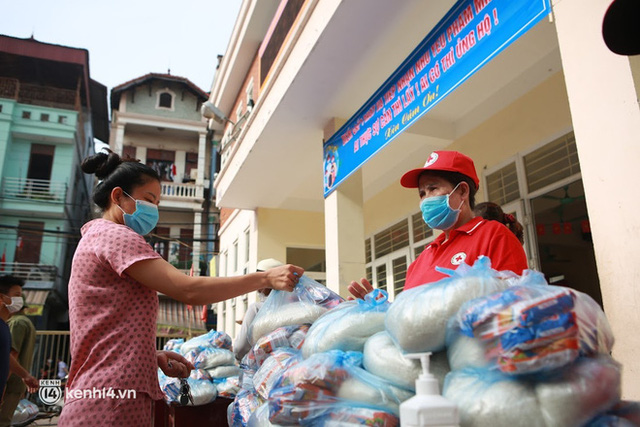 Hà Nội: Ấm lòng những suất gạo miễn phí tặng người dân nghèo giữa dịch Covid-19 - Ảnh 5.