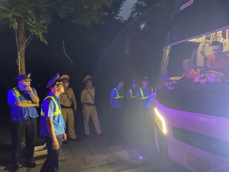 Lực lượng Thanh tra GTVT Hà Nội và CSGT - CATP Hà Nội phối hợp, tuần tra xuyên đêm kiên quyết xử lý tụ điểm nóng về xe dù, bến cóc và các vi phạm trong lĩnh vực xe vận tải hành khách