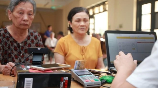 Hà Nội hỗ trợ công dân mở tài khoản phục vụ chi trả an sinh xã hội trong ngày cuối tuần 