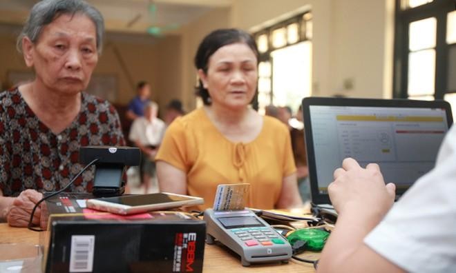 Hà Nội hỗ trợ công dân mở tài khoản phục vụ chi trả an sinh xã hội trong ngày cuối tuần