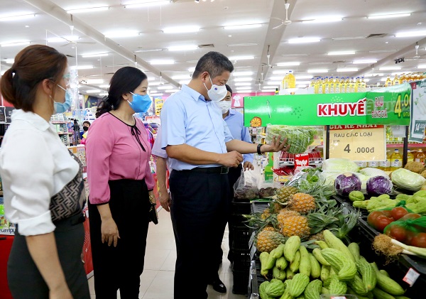 Hà Nội: Khách mua sắm tại siêu thị giảm, nguồn hàng thực phẩm dồi dào 