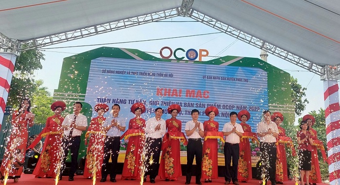 Các đại biểu cắt băng tại lễ Khai mạc Tuần hàng OCOP TP Hà Nội năm 2022 Các đại biểu cắt băng tại lễ Khai mạc Tuần hàng OCOP TP Hà Nội năm 2022