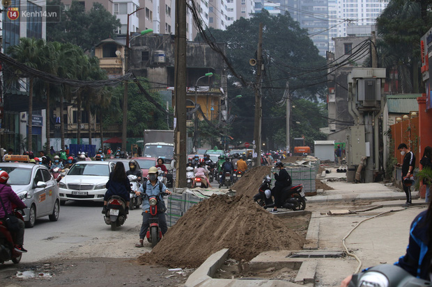 Hà Nội: Nhếch nhác trên tuyến phố 400m thi công 2 năm chưa xong - Ảnh 10.