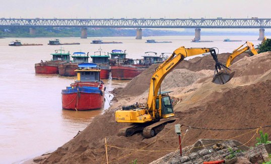 Phó Chủ tịch UBND thành phố Hà Nội Nguyễn Trọng Đông vừa ký ban hành Văn bản số 240/UBND-TNMT về việc tăng cường công tác quản lý hoạt động khai thác khoáng sản trên địa bàn Thành phố.
